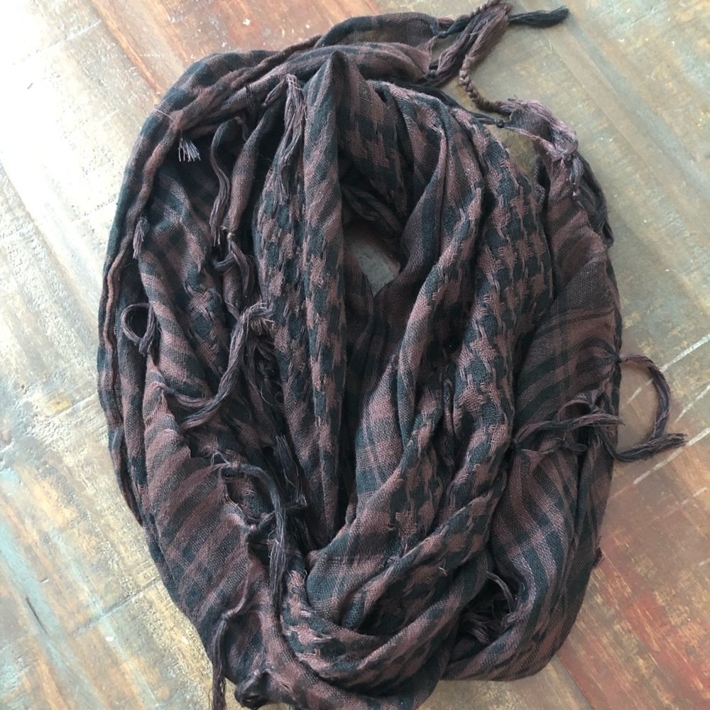 Patterned Fringe Scarf - Picture 4 of 6